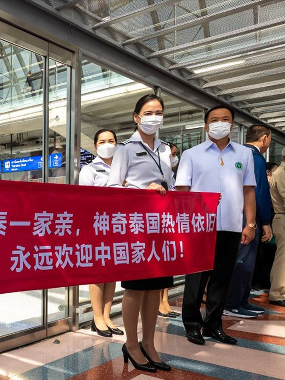 中國女子在泰國打車打到警車,泰國宣佈進行調查!