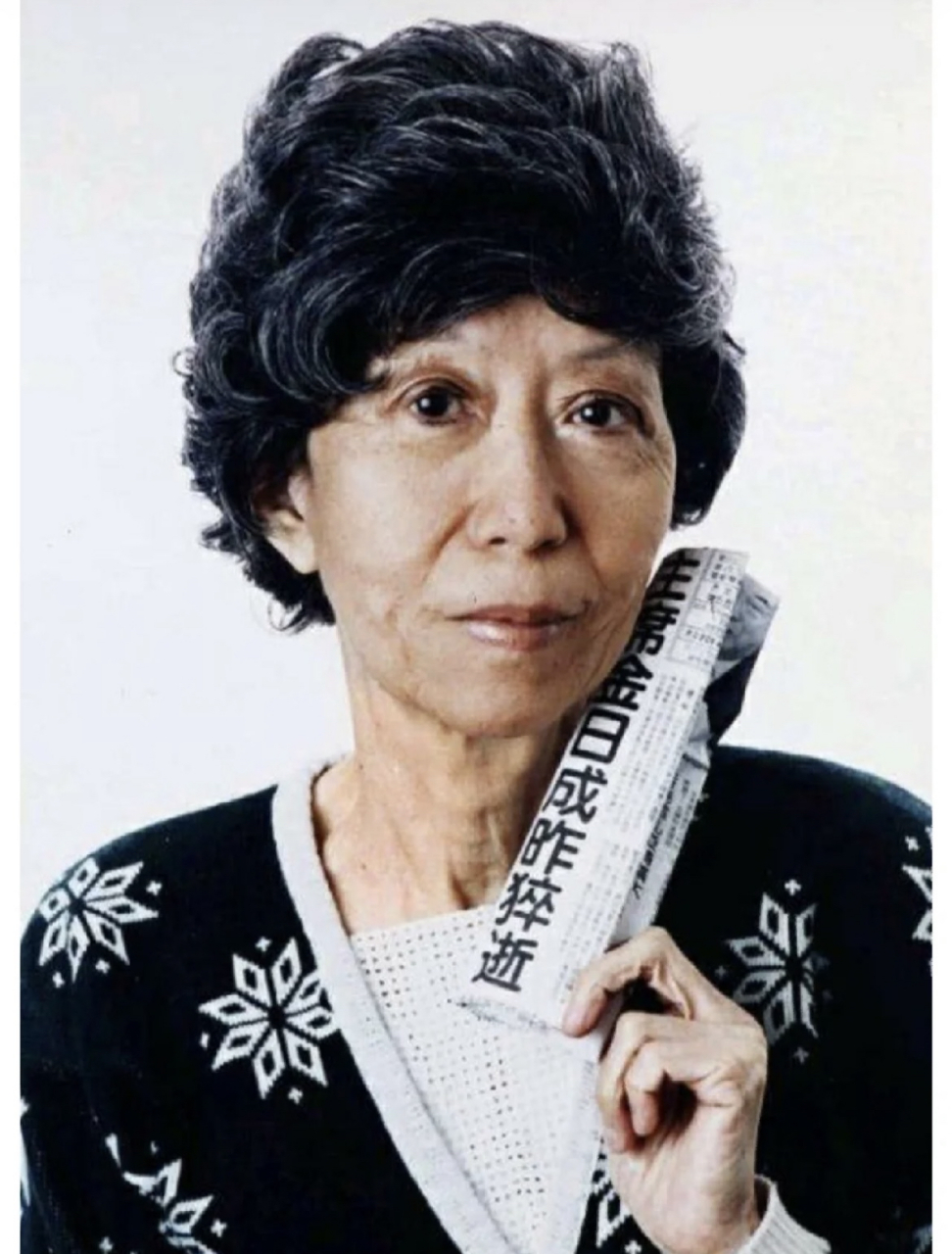 1994的张爱玲,手上拿着报纸,谁知道一年后就早早的离开了人世.