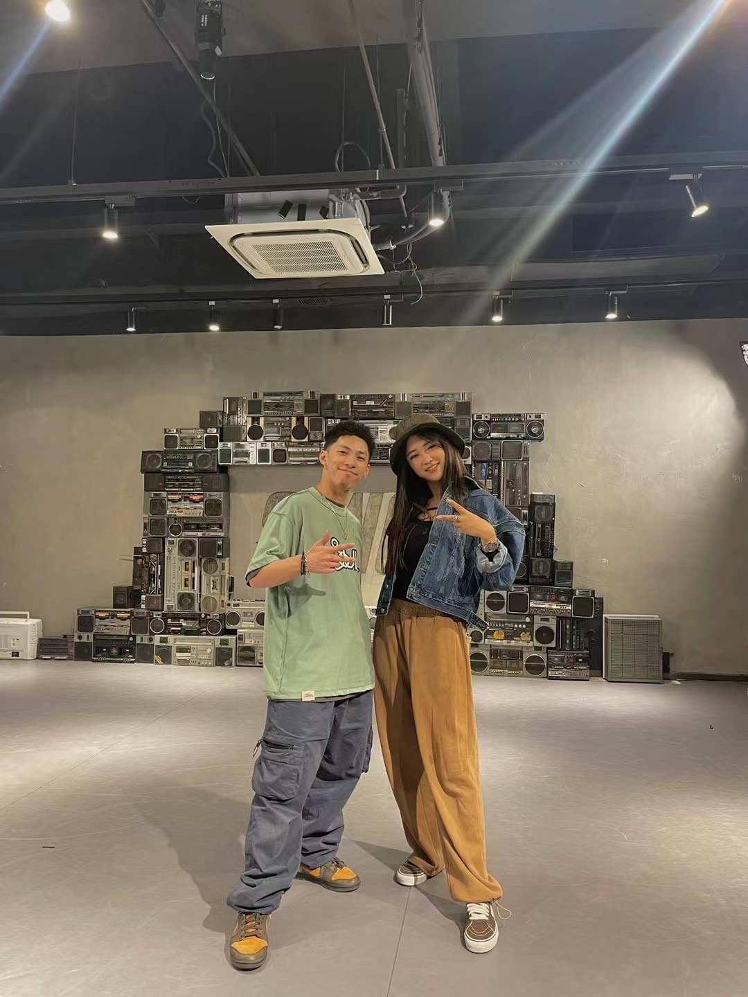 周玲安主持王兴伟玩偶发布会 携手叶音录制潮流节目
