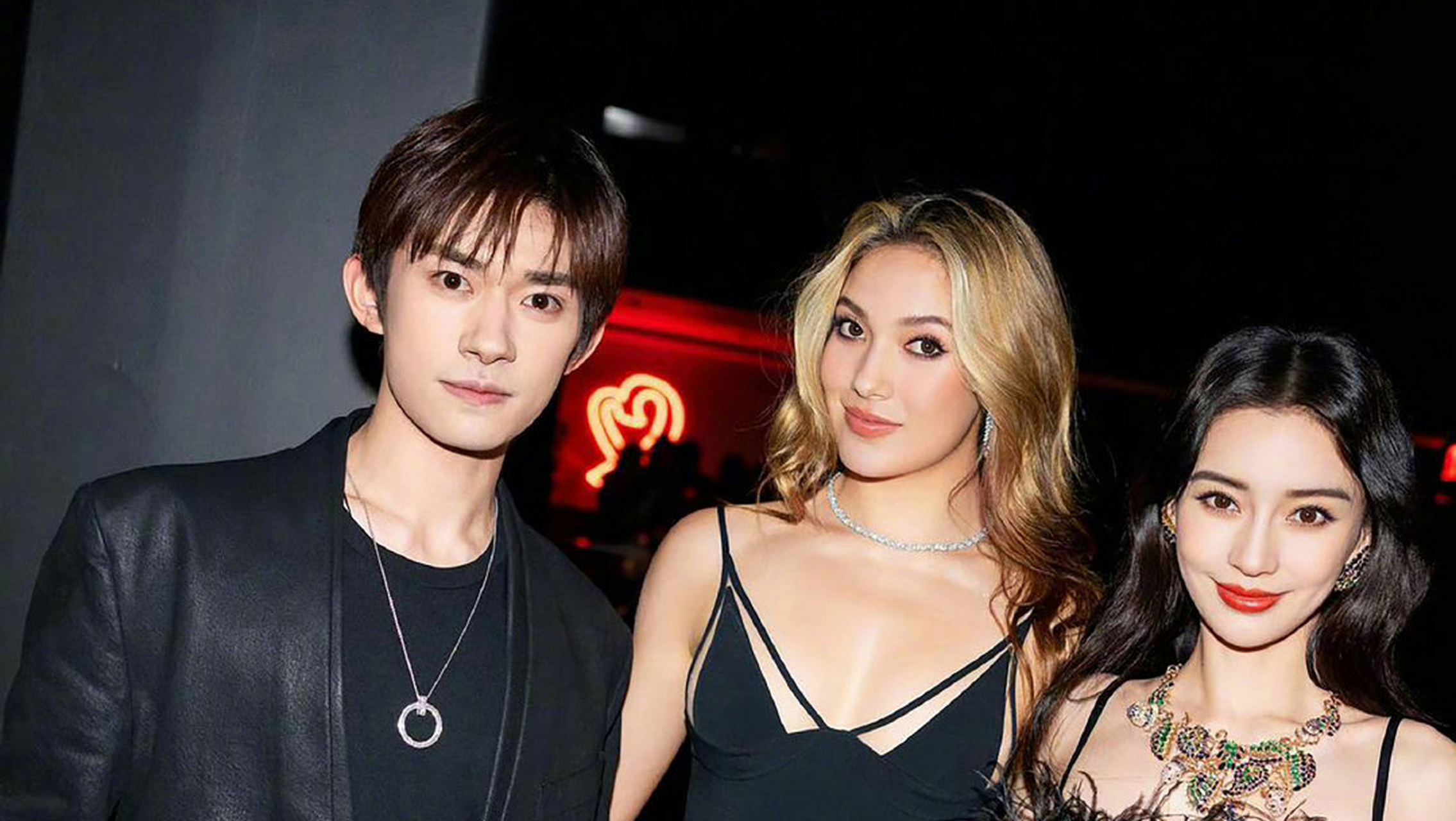 易烊千玺谷爱凌angelababy合照