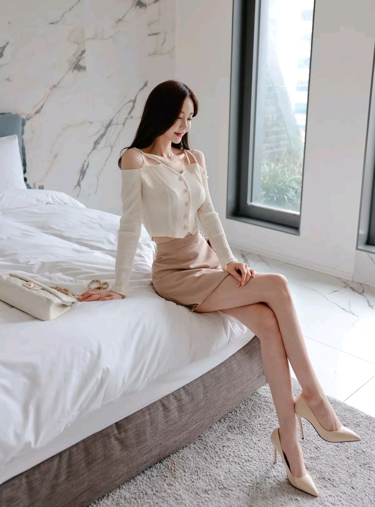 孙允珠:鹅蛋柠黄轻薄细腻清新吊带裙