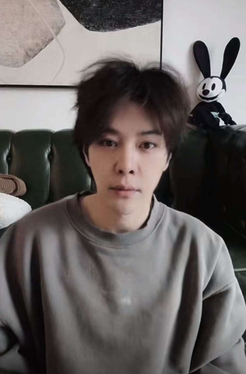 徐海乔晒居家素颜照,穿着灰色卫衣发型很随意,他在古装戏里饰演了不少