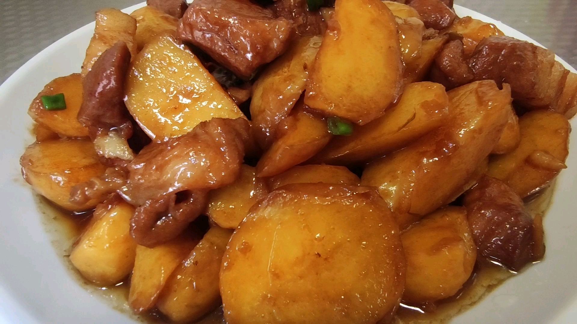 土豆烧肉只要多加一步,汤汁清爽不油腻,土豆鲜香入味比肉好吃