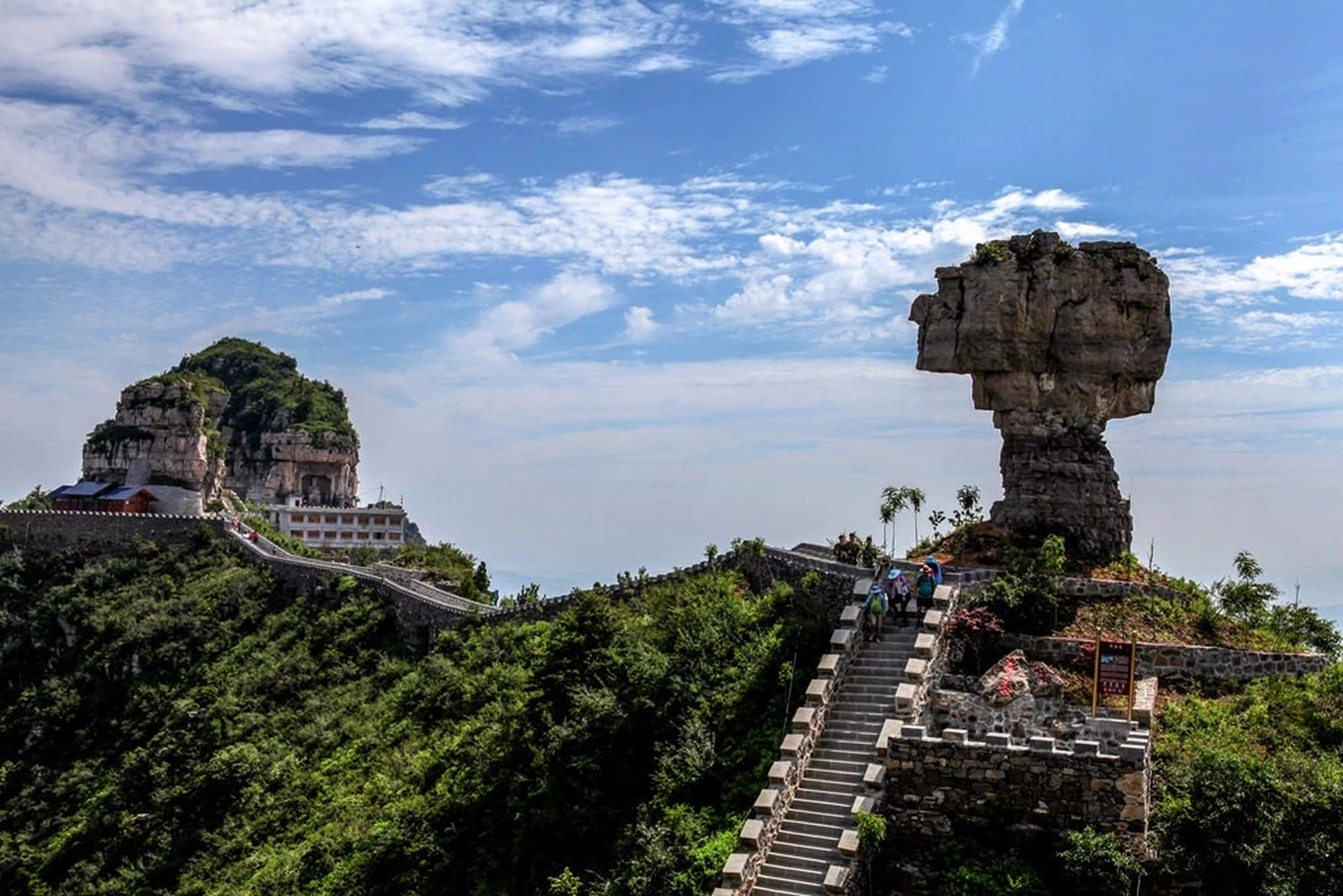 如果说,万峰嶙峋,浩瀚激荡的太行山是一幅宏伟画卷,那么轿顶山就是这
