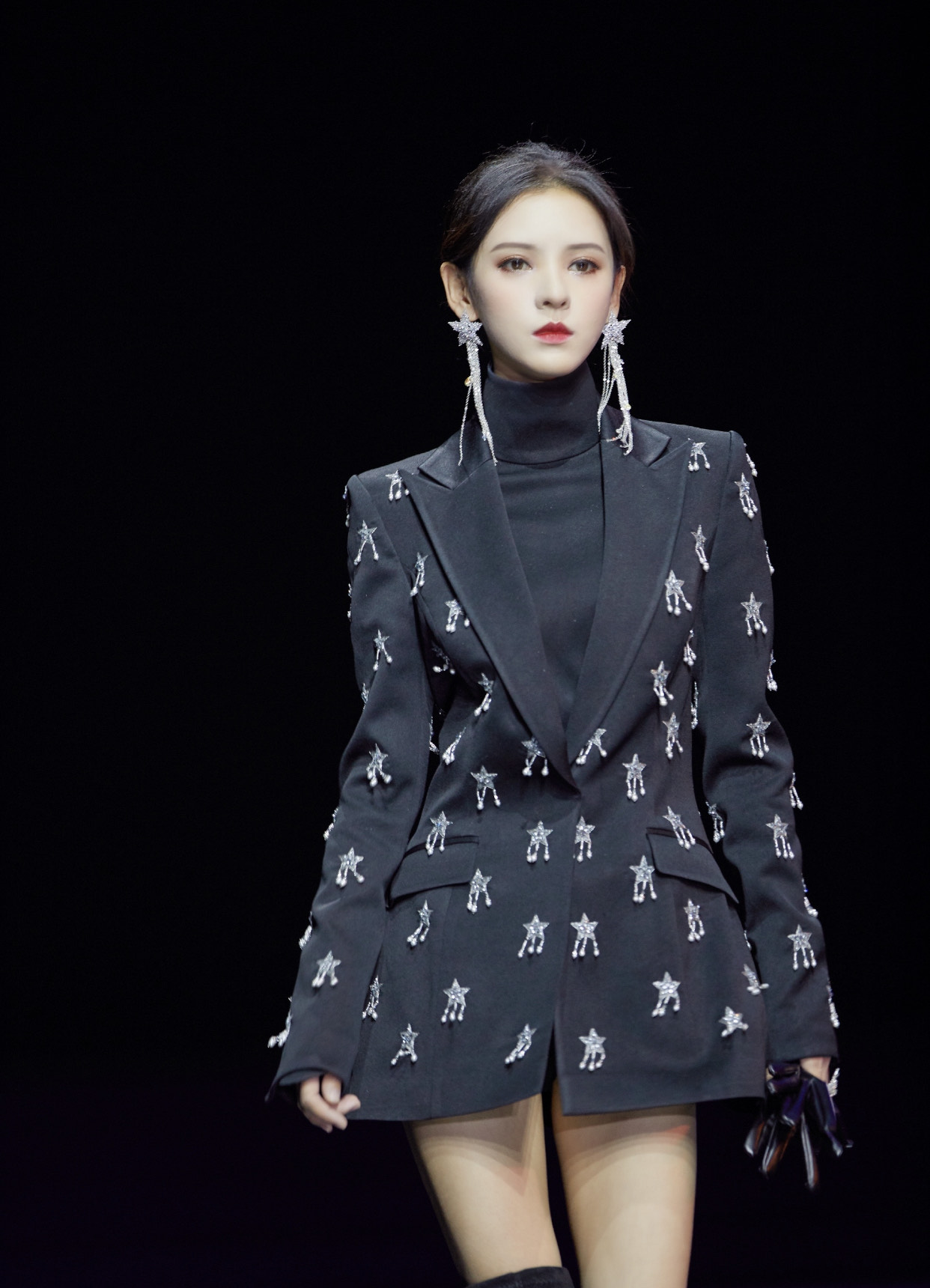 金子涵穿蓝色旗袍太显胖?丰满也被吐槽,穿旗袍还要有个标准?