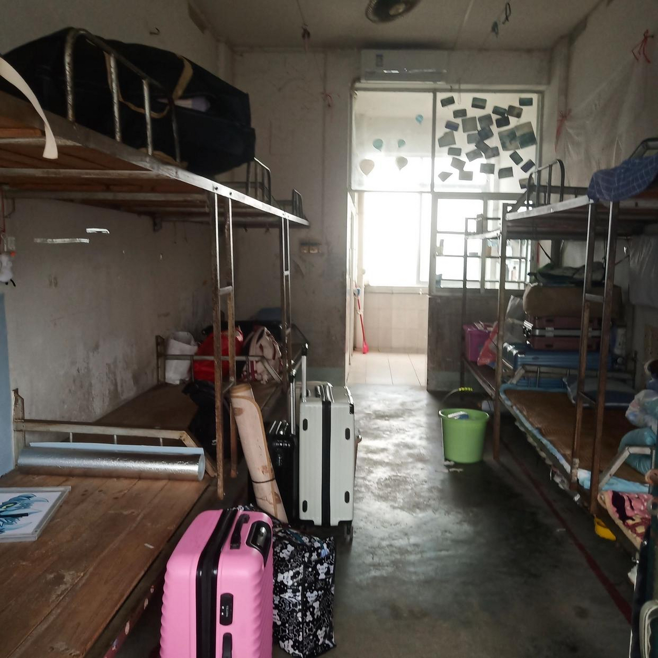 虽然成绩不好,考的技校,但宿舍也不用这么寒碜吧?