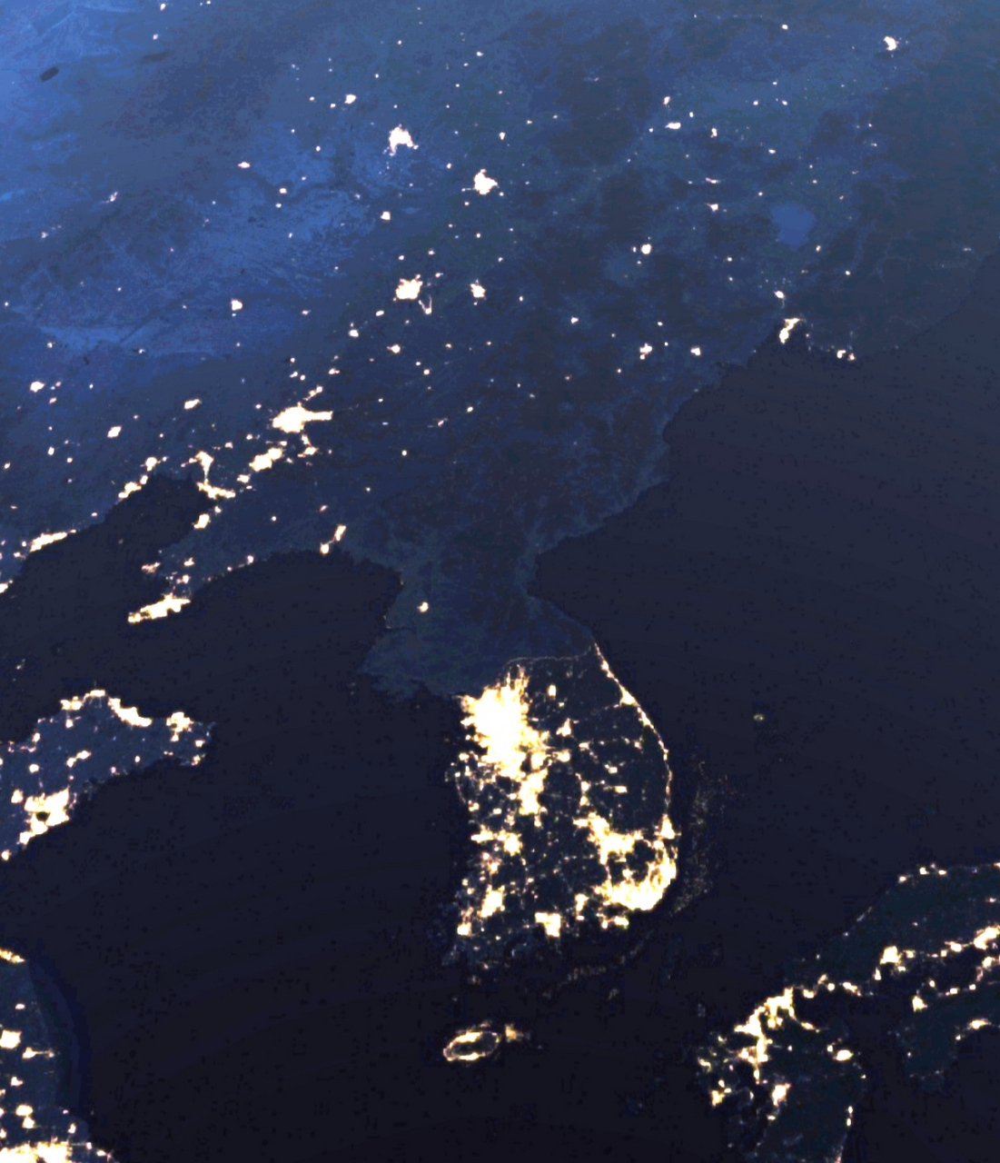 通过晚上的灯光卫星图,可以看到,朝鲜只有首都一个亮点,而韩国的有