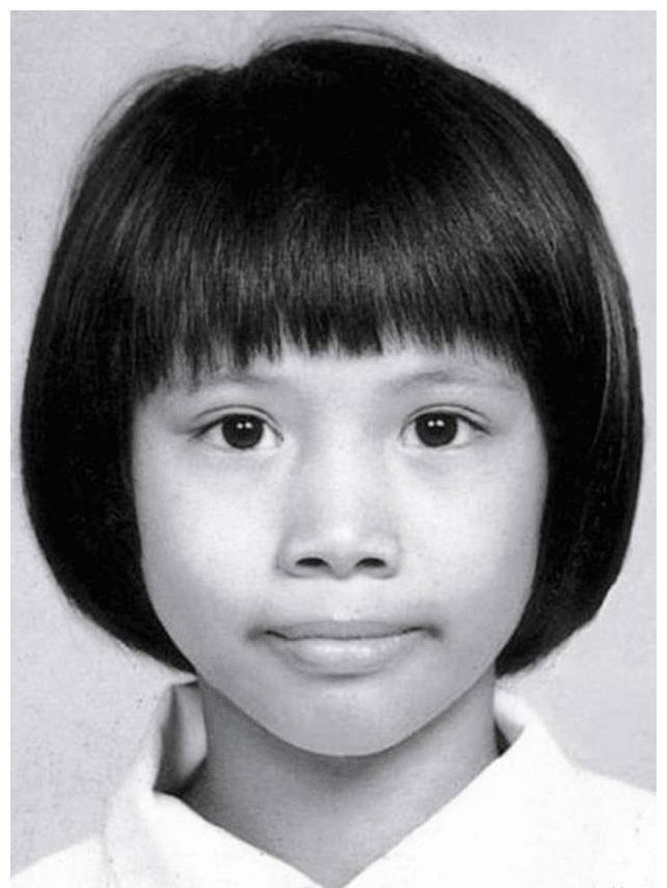 袁咏仪的双眼皮从小就很大,眼睛确实漂亮