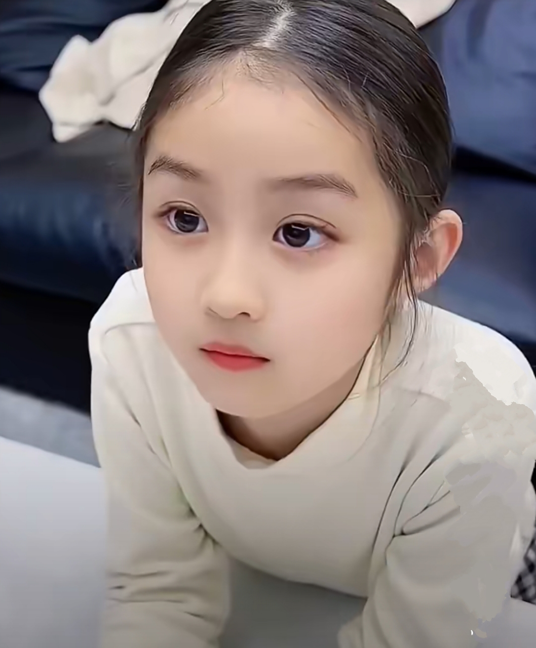 美女0358:好美的小女孩,长着天使的脸蛋,双眼明亮清澈 #娱乐# #美女