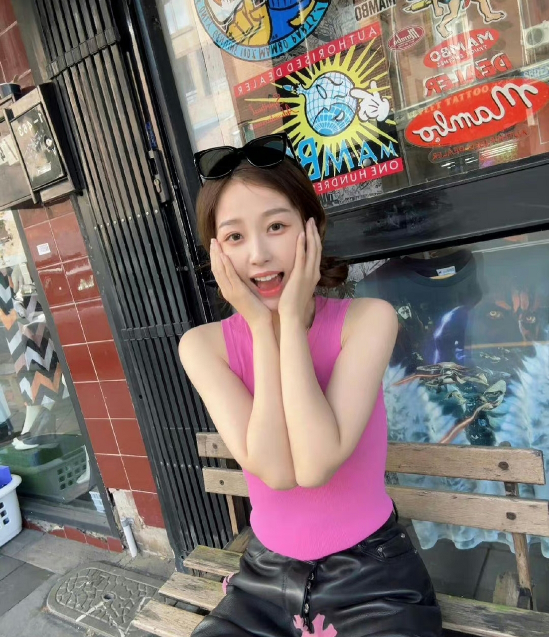 虞书欣ins更新照,粉色背心搭皮裤,又甜又辣. #虞书欣# #多巴胺穿搭