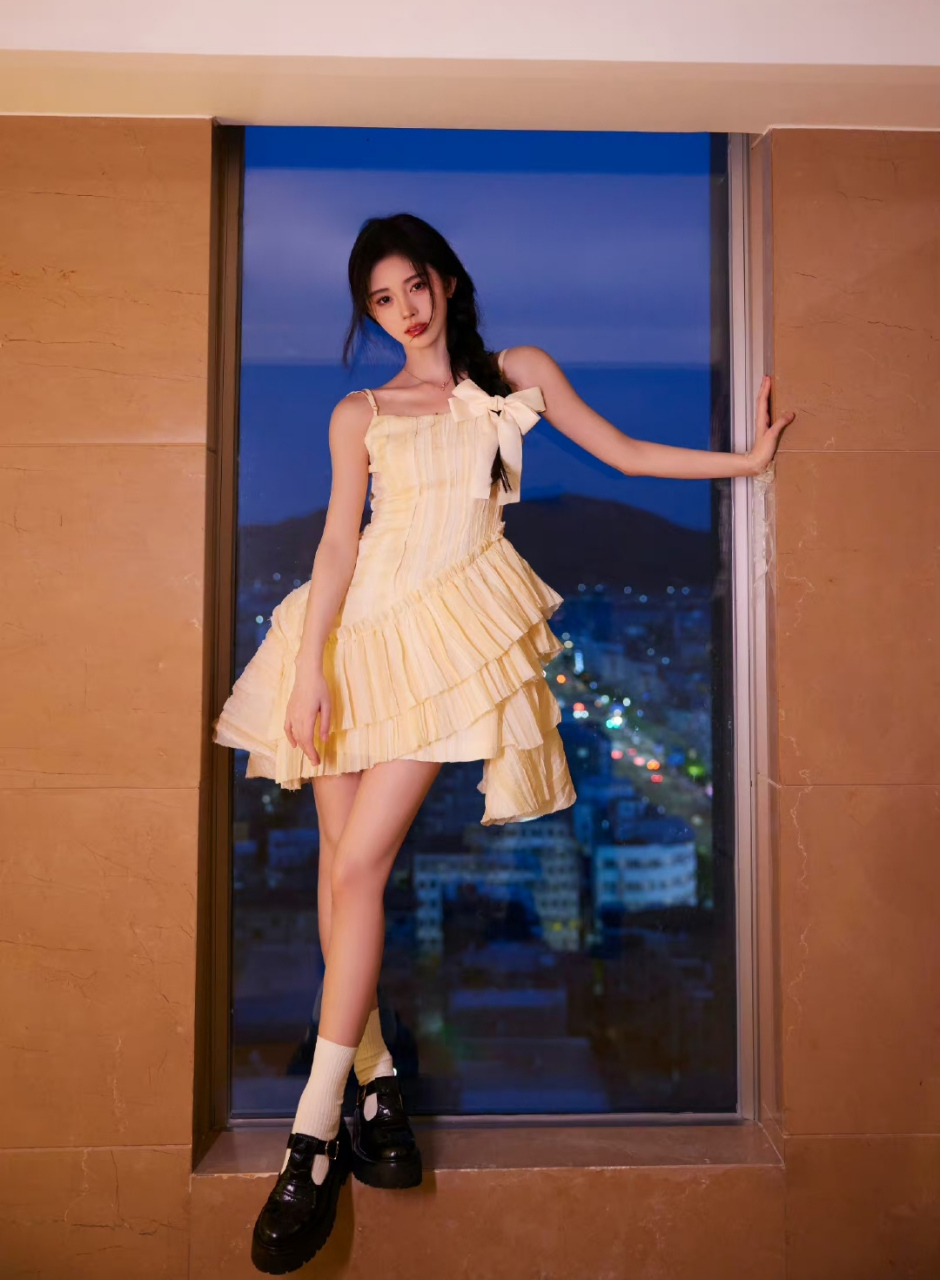 鞠婧祎分享活动美照,站在窗台上凹造型很有新意,她一直低调在剧组拍戏