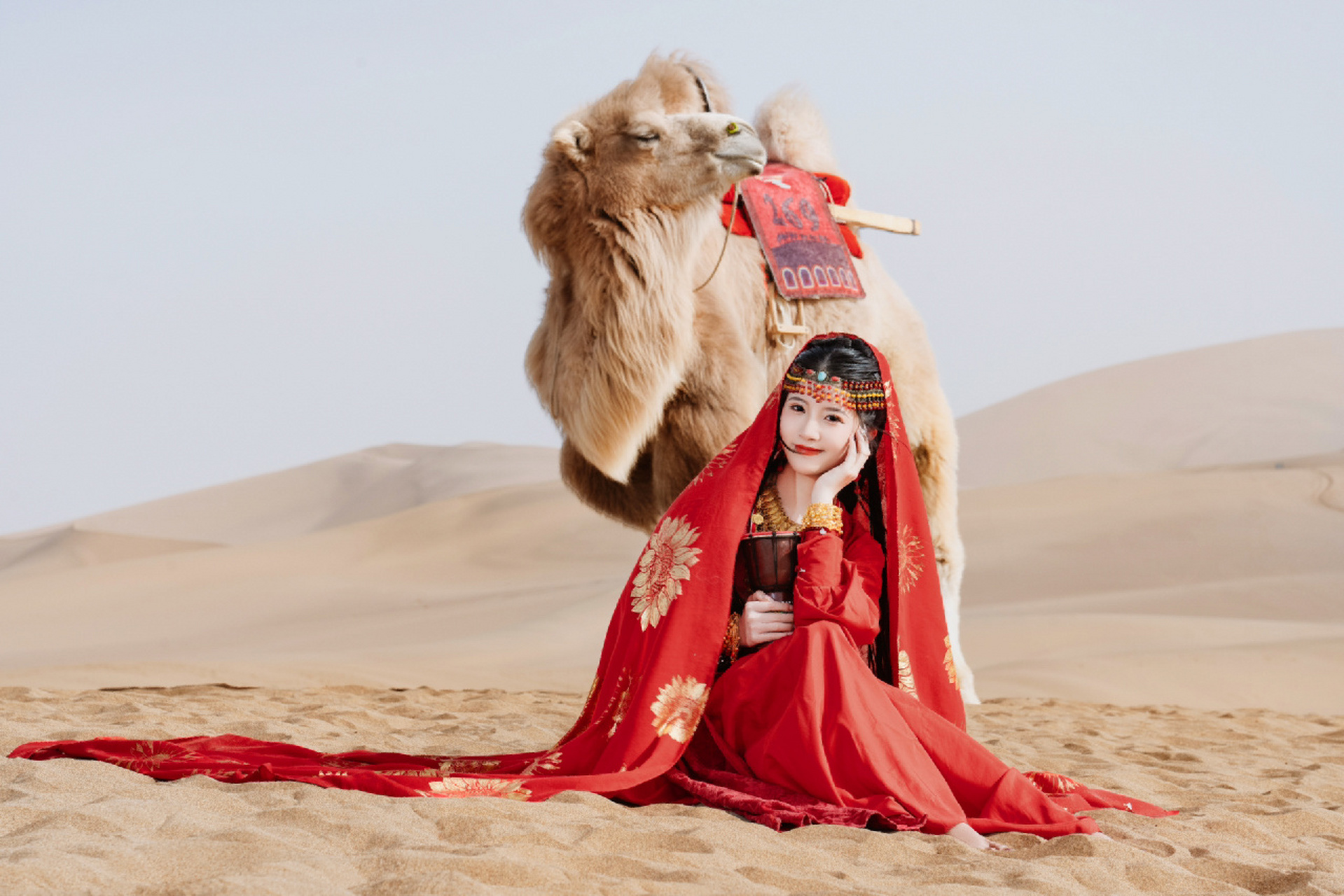 在敦煌谁拍谁好看东宫小枫|敦煌写真   不得不说 穿着小枫在沙漠中