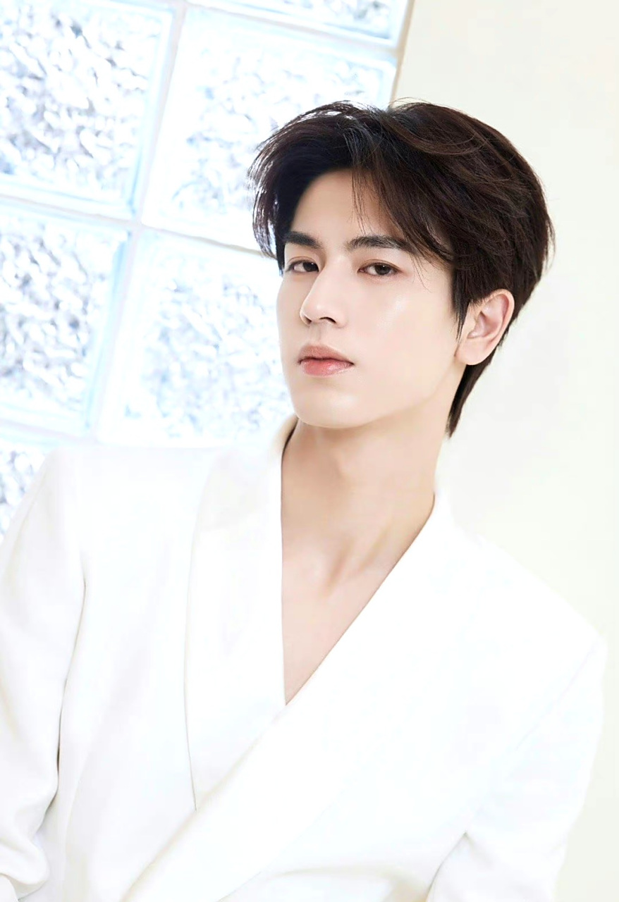 张凌赫今日活动造型,一袭白色套装,好帅哦!