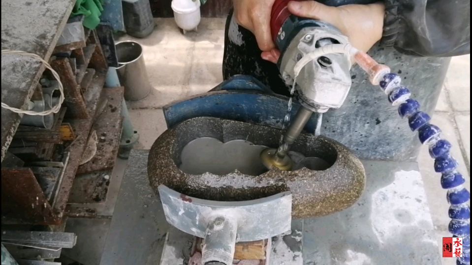 普通鹅卵石分分钟变成艺术品 看小伙如何加工的