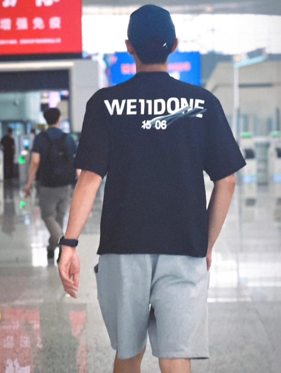 林更新戴墨镜走机场帅出新高度,自己拉着行李箱走路带风,他的日常穿搭