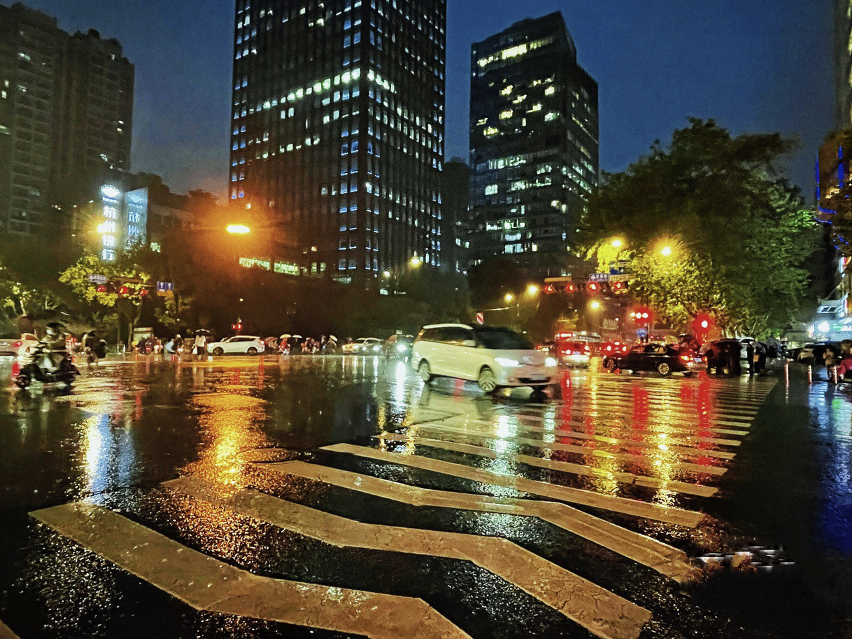 那是一个雨天,天空阴沉沉的,雨水打在泥泞的地面上,仿佛连心情也被