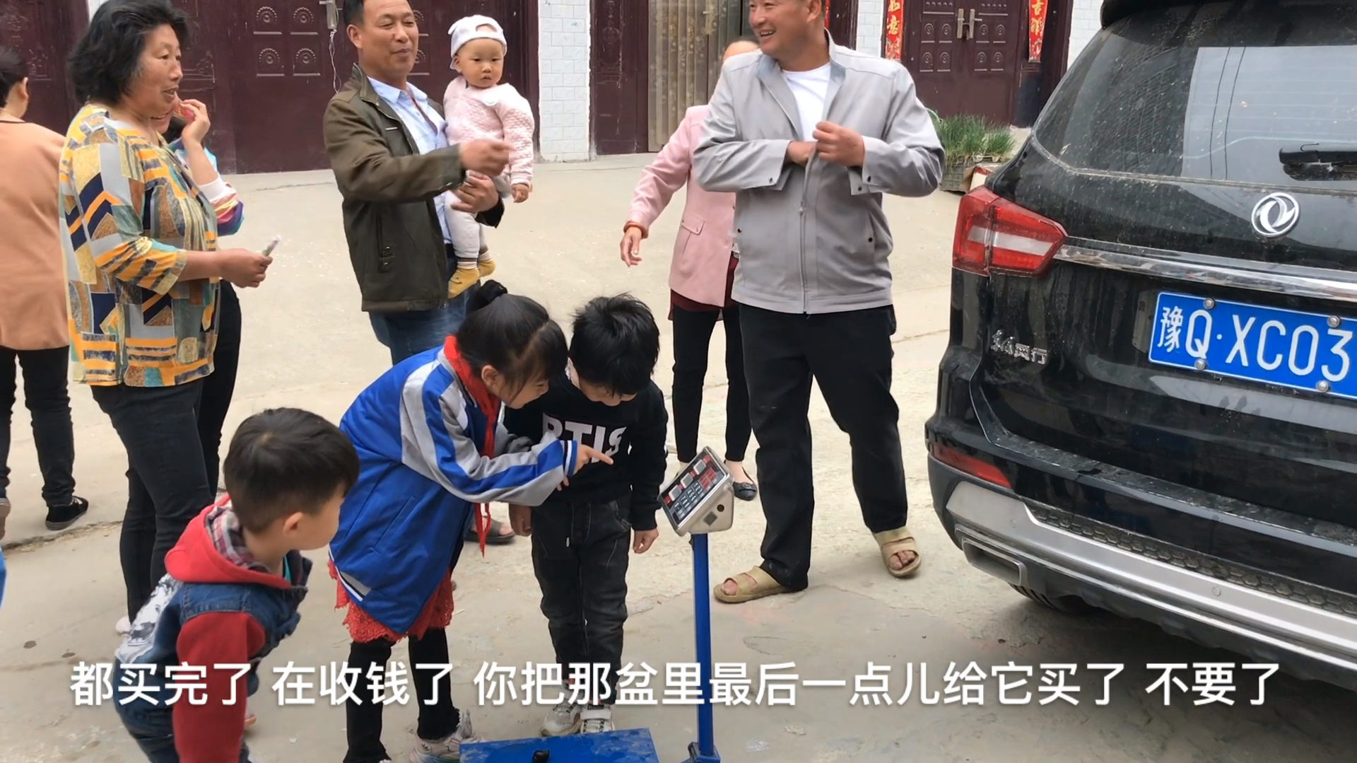 一大早来个卖小龙虾的,七块钱一斤贵不贵?莉莉起来太晚没抢到!