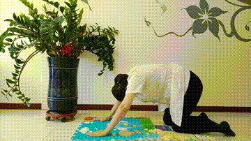 动作三,大猫式伸展,开肩,开胸,释放颈椎的压力,保持1-3分钟