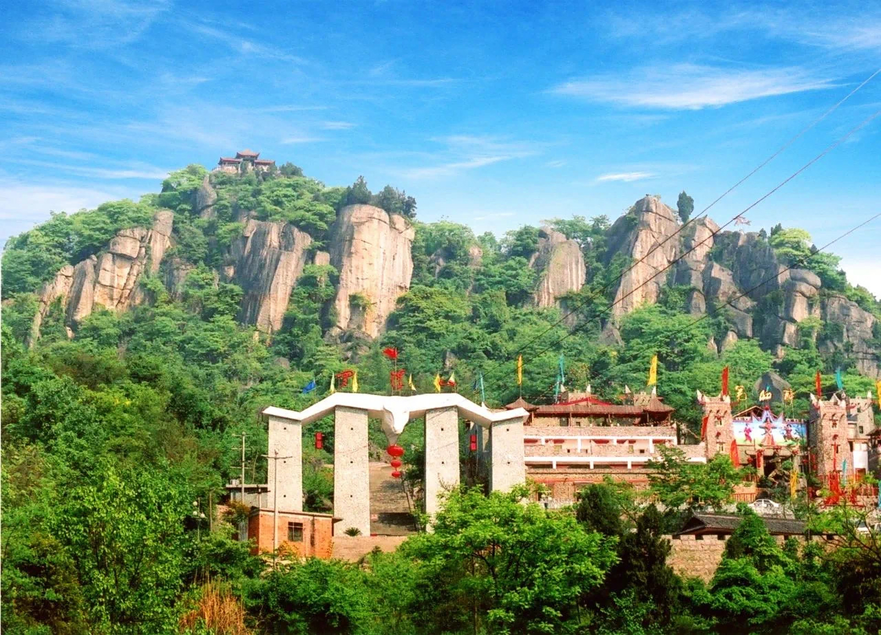 绵阳罗浮山,一处有着"小西天""甲巴蜀"美誉的胜地,这里山峰葱郁翠绿