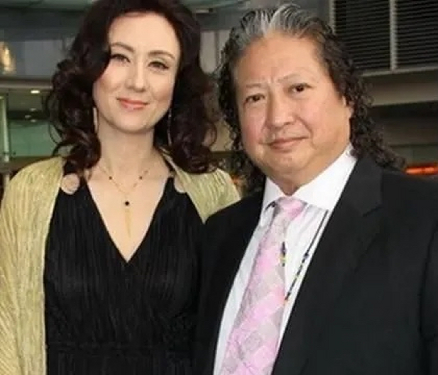 有一次,洪金宝带着女助理曹恩玉去酒店住宿,却被前台拦住说:"酒店规定