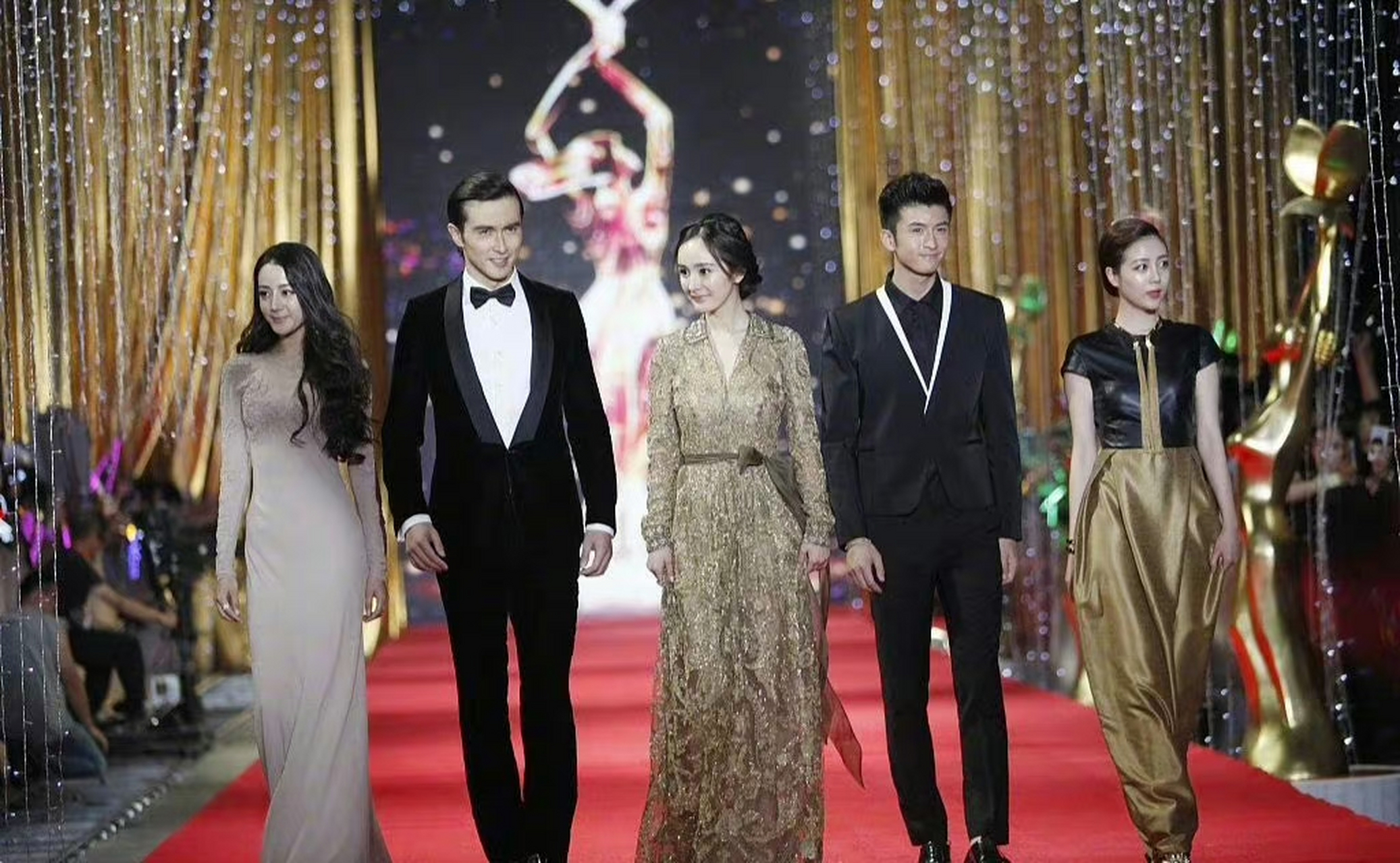 杨幂当时这张绝美神图是带着嘉行艺人一起走红毯的时候!