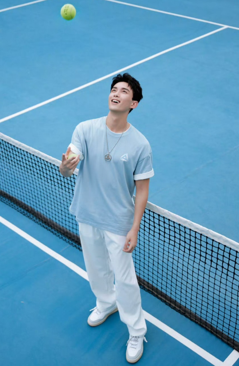 吴磊晒照散发阳光与活力,年轻男生的清爽和帅气展现得特别到位,他出席