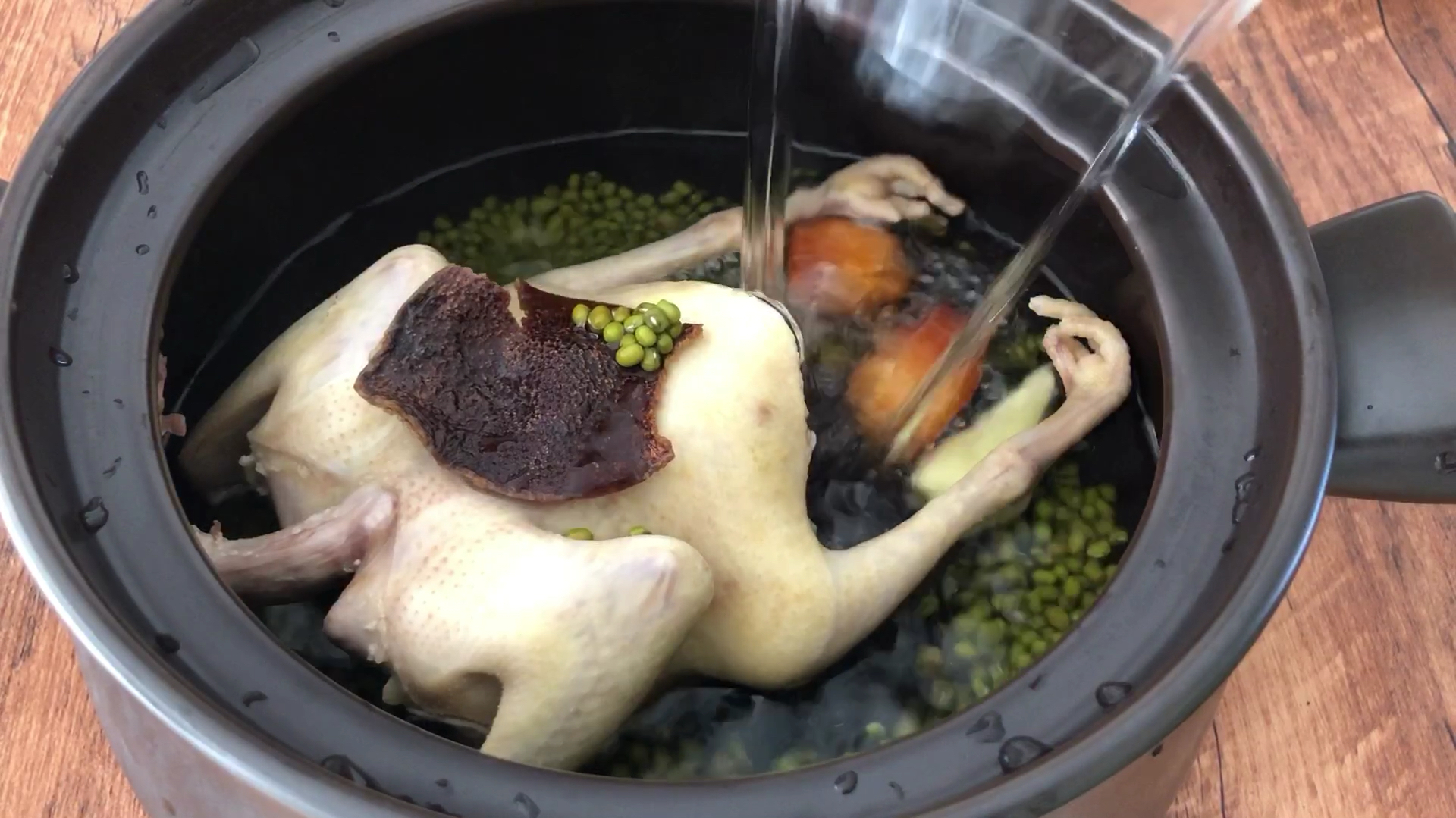 广东靓汤就是好喝,老鸽炖绿豆汤,清热解暑,一次喝三碗真过瘾