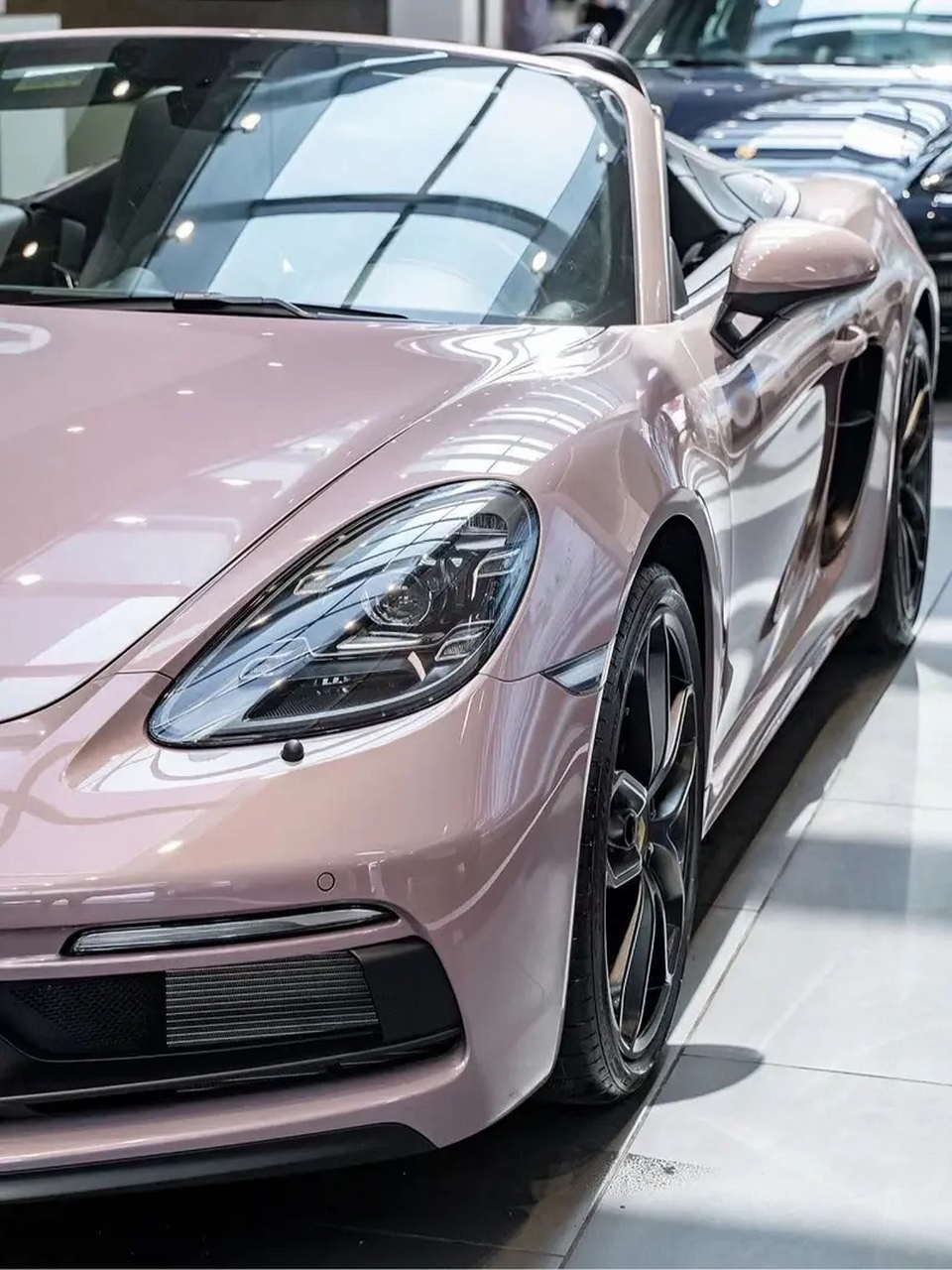 试问有哪一个女孩子能拒绝一辆保时捷718冰莓粉呢?