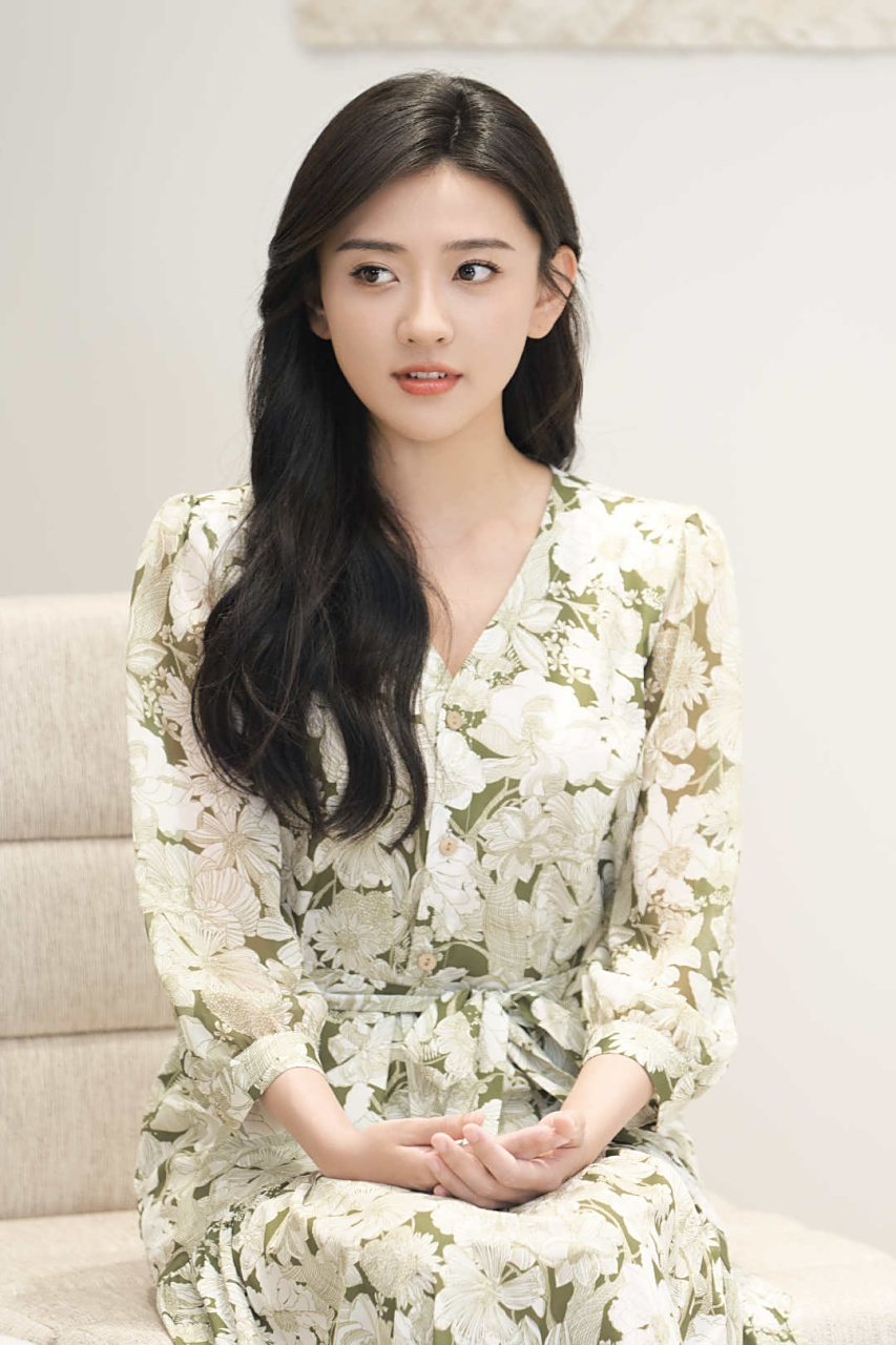 梁洁# 一袭碎花连衣裙,肤白貌美,五官精致,身材曼妙,清纯妩媚,尽显