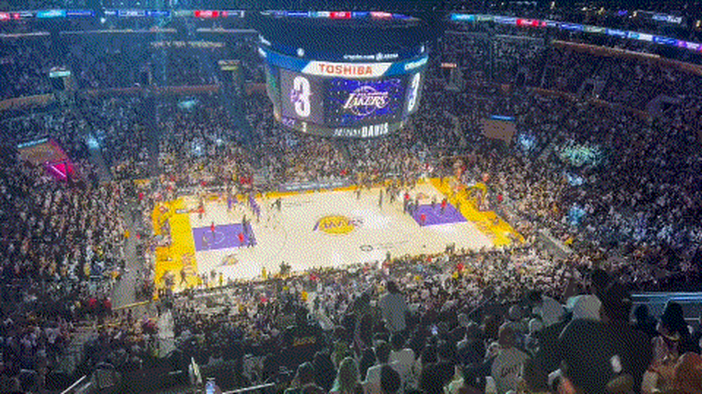 今年湖人季后赛是10年来湖人队主场与球迷的第一场季后赛比赛,现场一