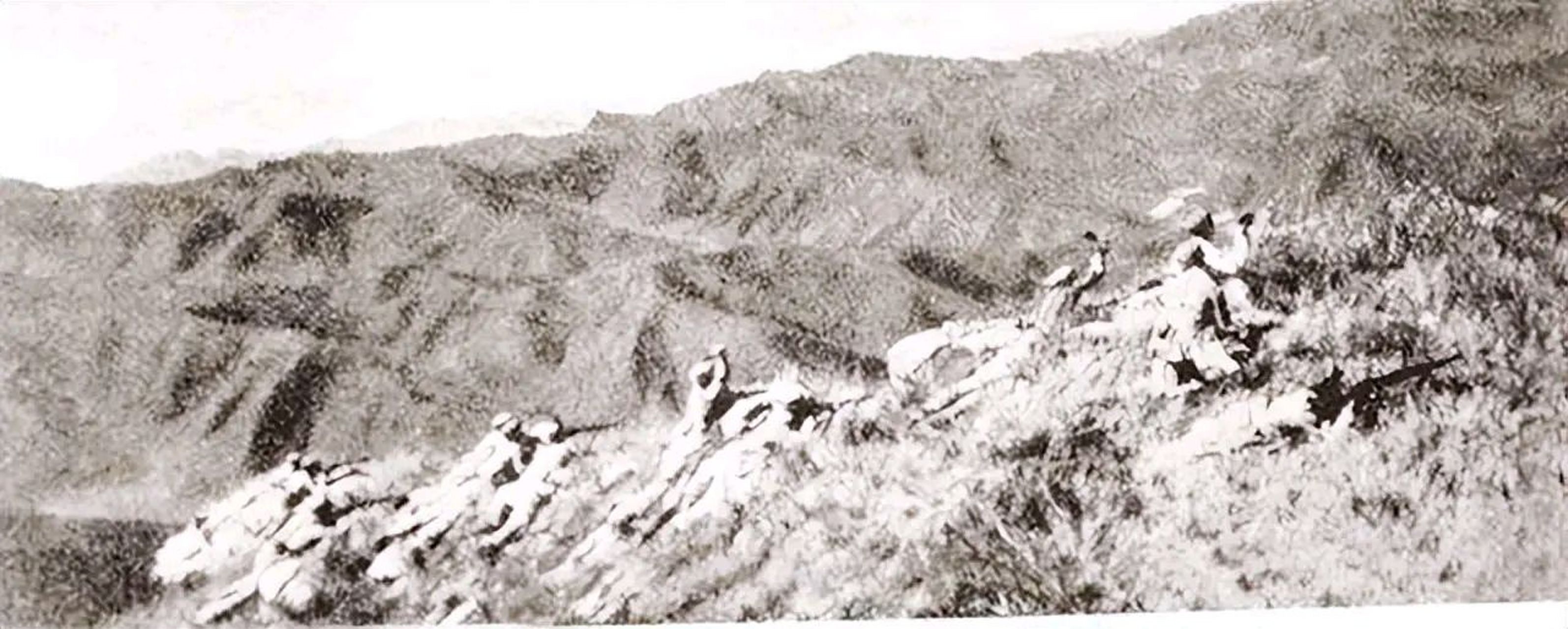 1941年,大青山突围战中,女八路马楠左手腕被子弹击中,血流不止,她实在