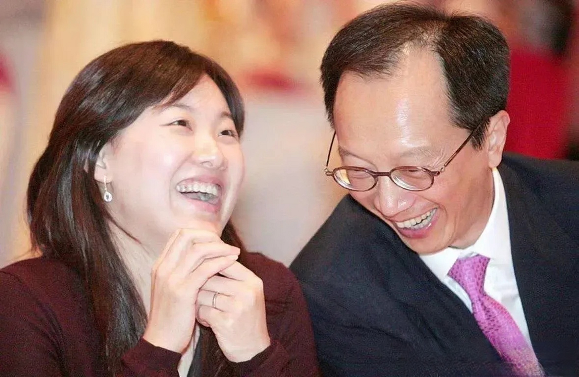 2000年,陈慧珊甩掉了相处13年的老公钟伟民,一心要嫁给"香港财神爷"