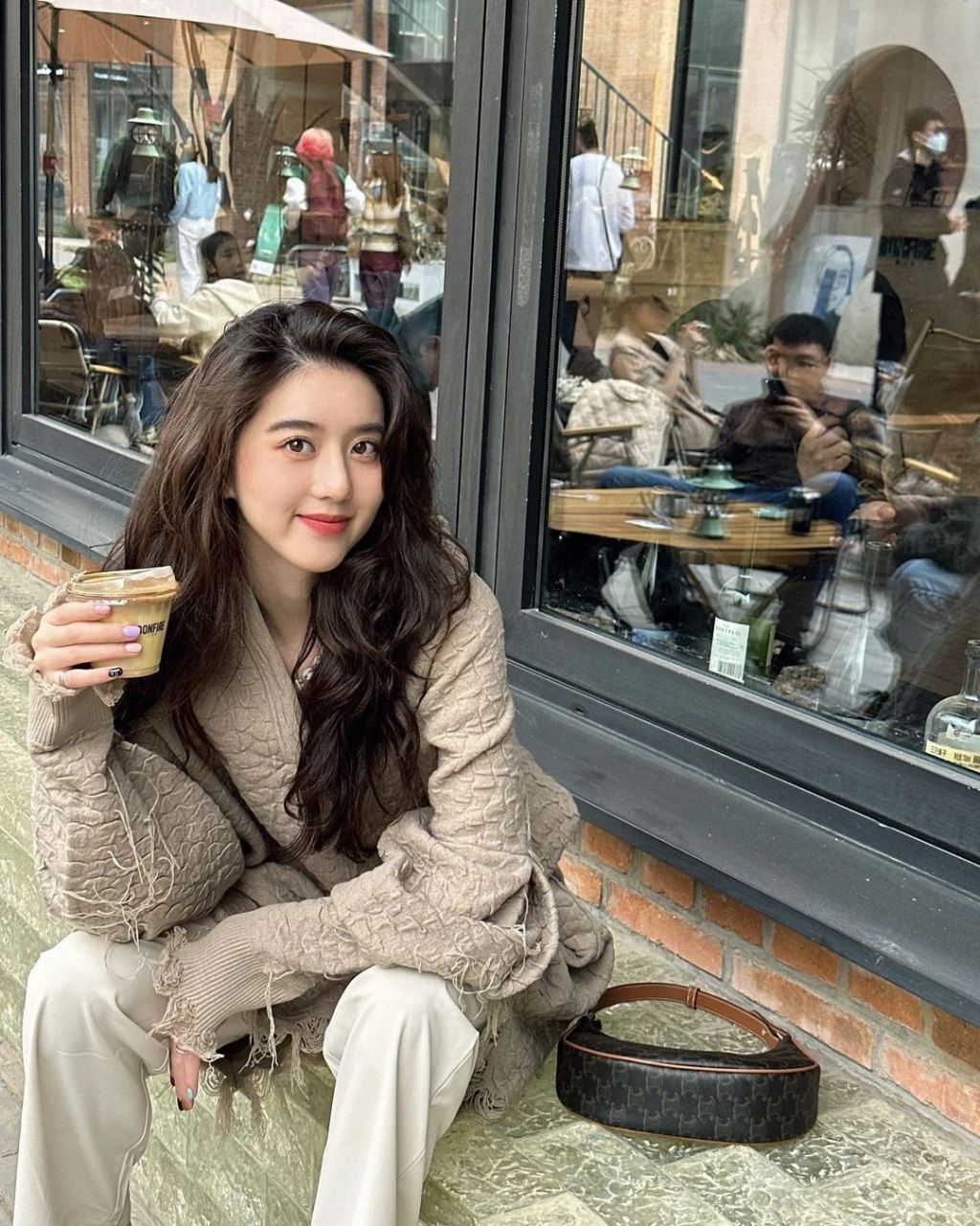 李凯馨以百变造型驰骋于新加坡娱乐圈,被誉为最美的"小倩".