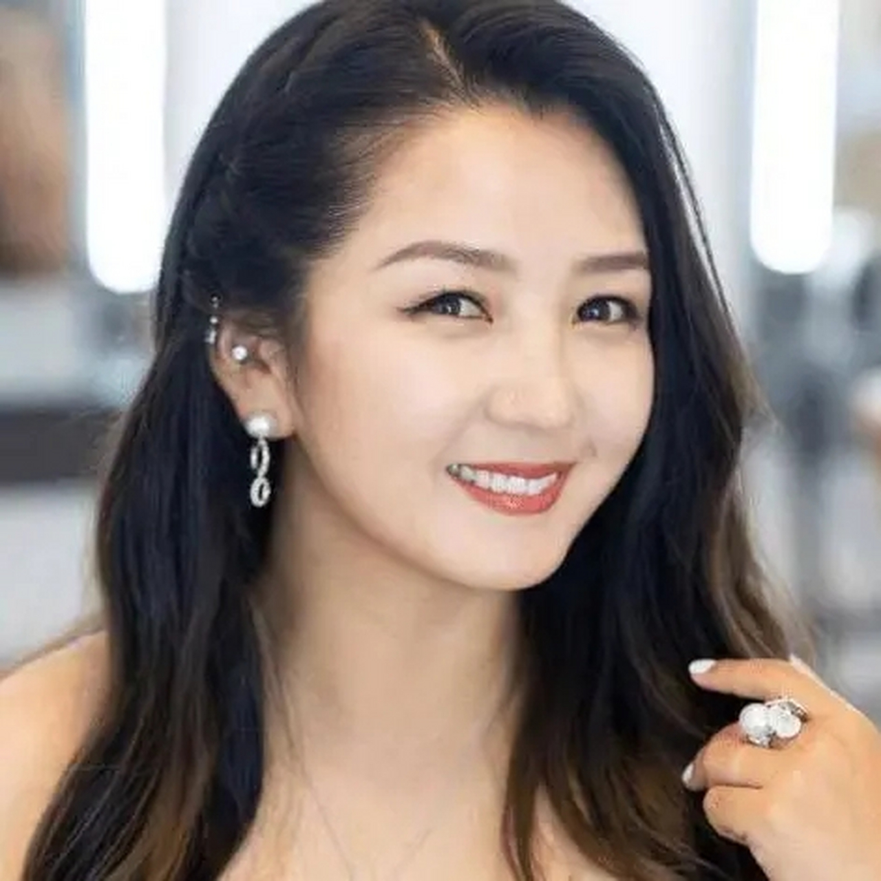 超女何洁现状,自降身段求工作,无缘浪姐争议多.