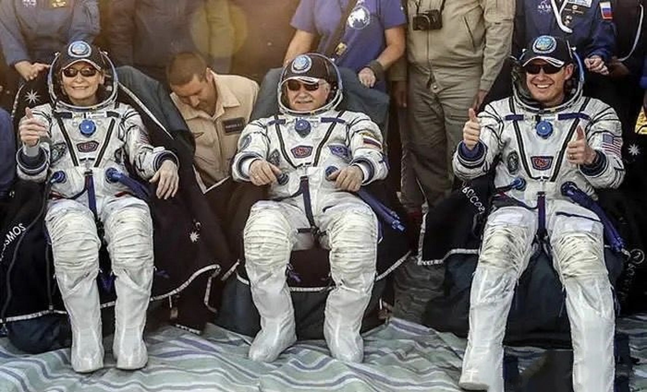 第一张图是美国阿波罗17号,登月结束后返回地球的图片.