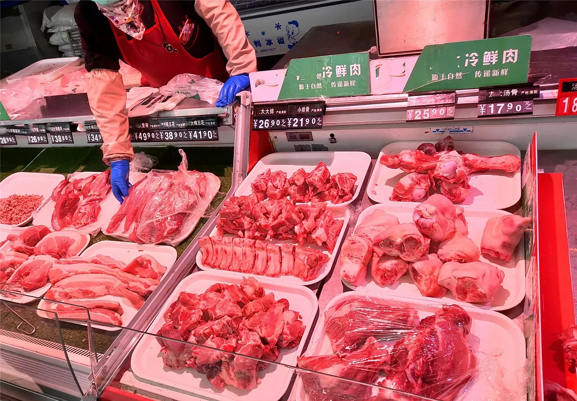 亲戚在超市鲜肉柜卖肉,超市排骨卖17元,可她偏要到农贸市场买25元的