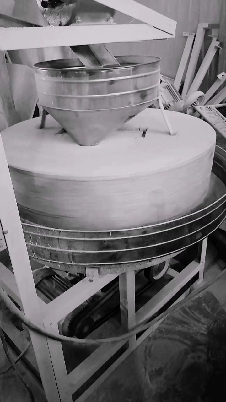 农村磨坊石磨面粉机,低温低速研磨!