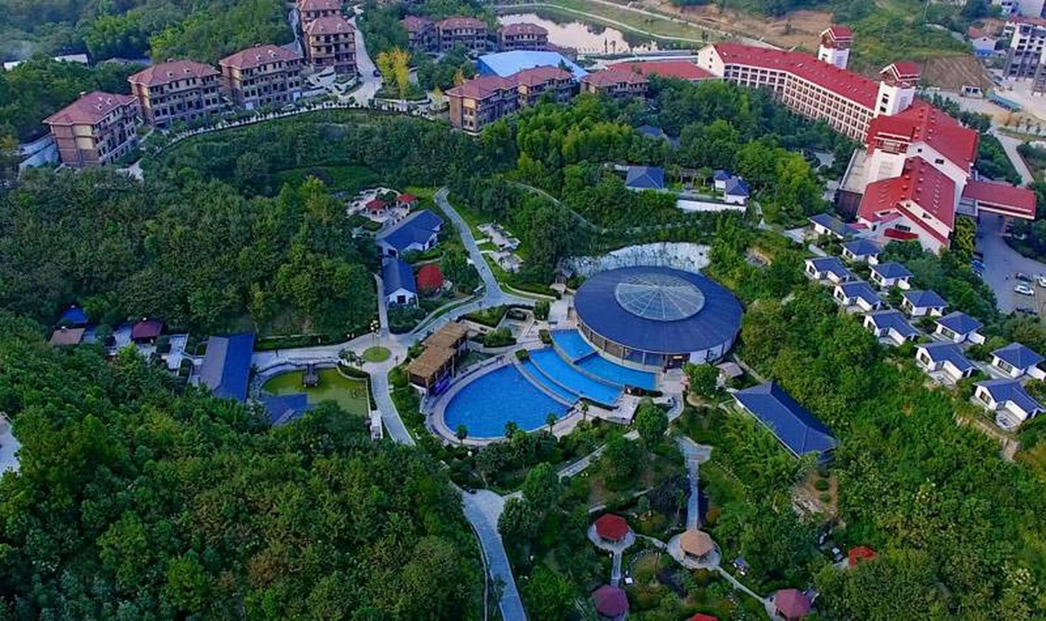 英山洪广毕升温泉酒店坐落于全国优质温泉资源地——湖北省黄冈市英山