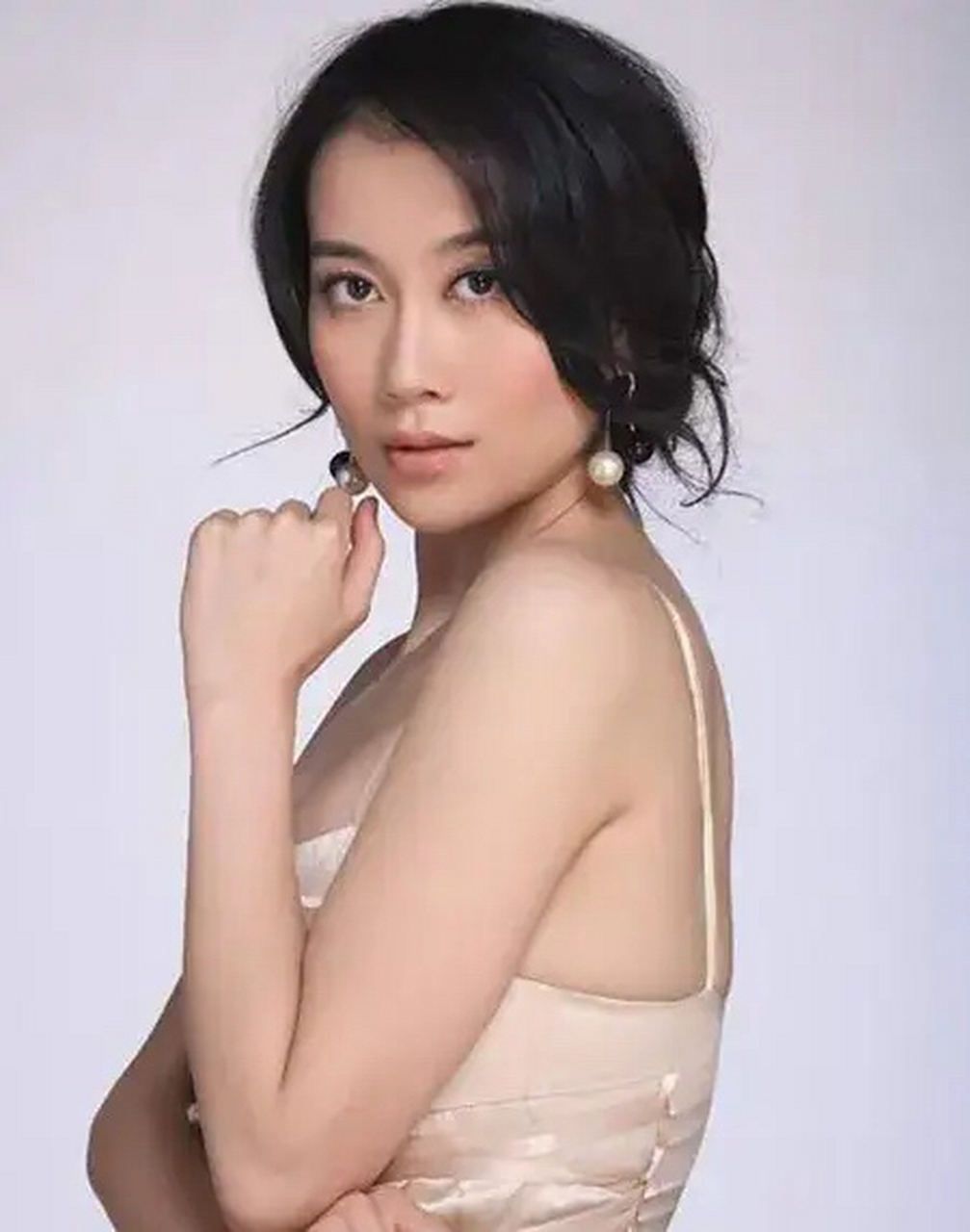 助我上热门# 美丽性感迷人的温峥嵘,身材高挑,肌肤雪白,性感嘴唇!