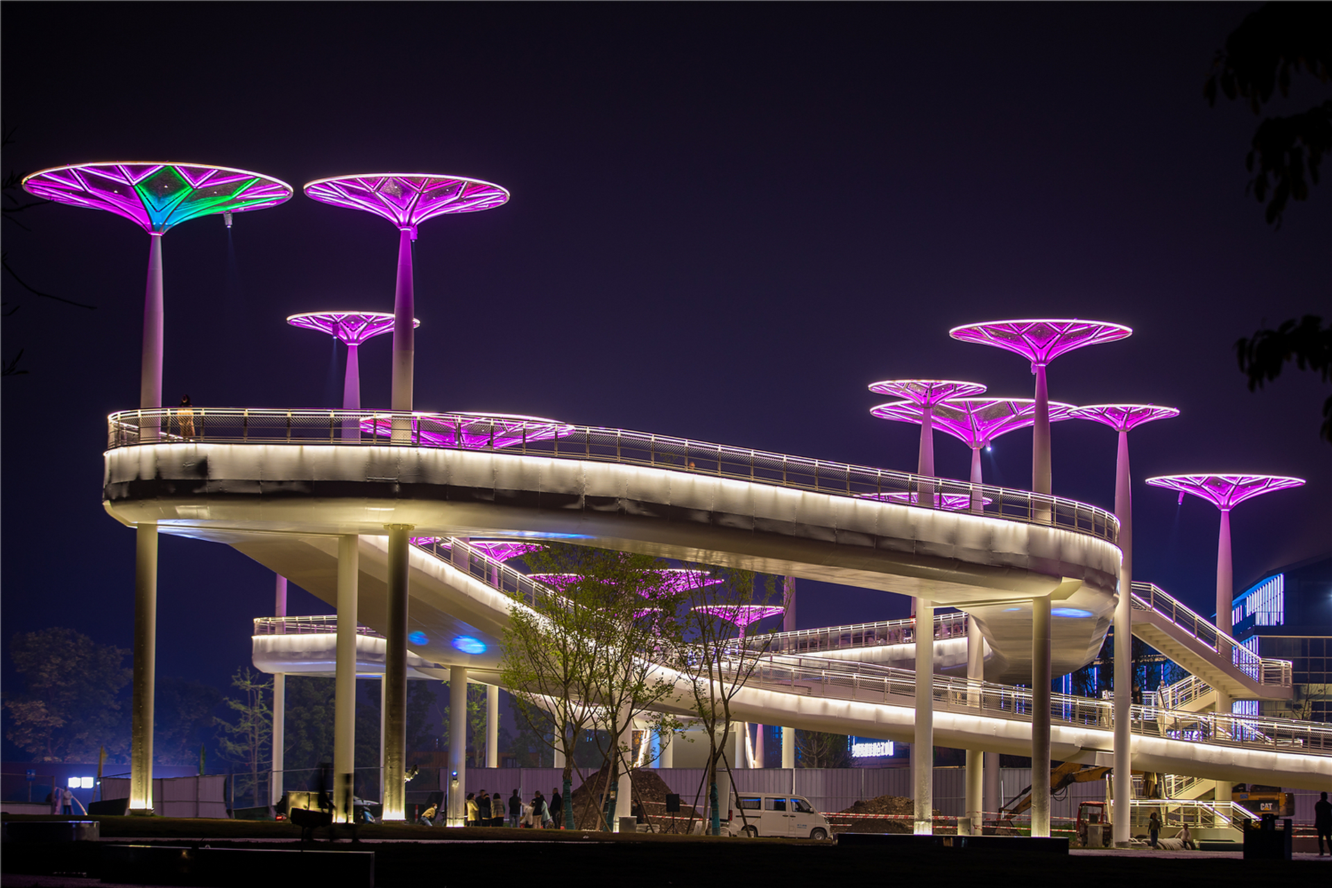 这里是彭州市蒙阳镇的网红天桥,夜幕降临,华灯初上,五颜六色,非常漂亮