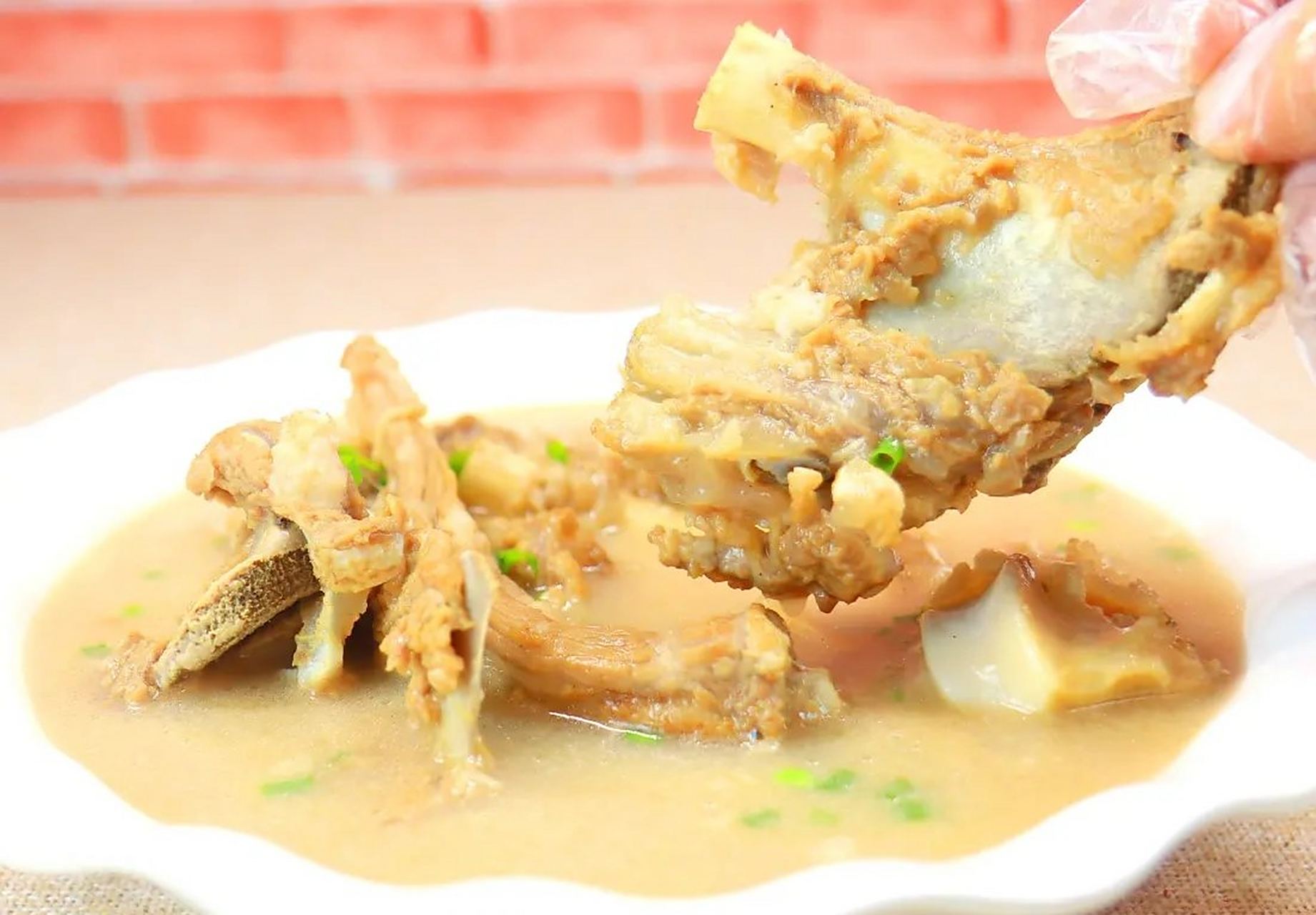 吃肉起鸡皮疙瘩(吃肉起鸡皮疙瘩什么原因)