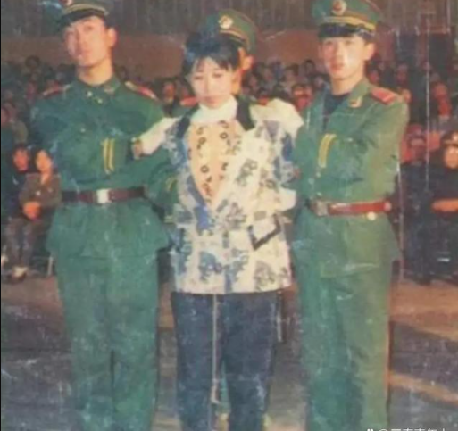 老照片:九十年代被击毙的大毒枭马明,公审现场的一名女犯人