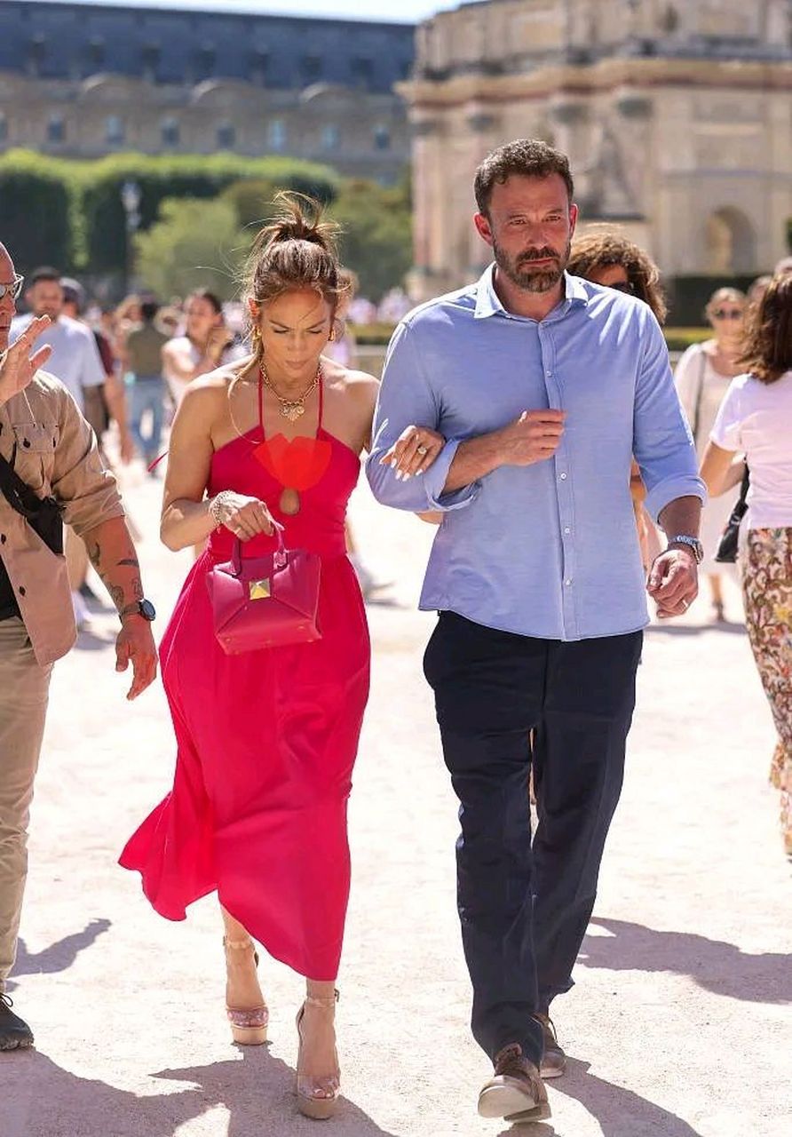 詹妮弗·洛佩兹和本·阿弗莱克现身法国巴黎度蜜月,两位手挽手的样子