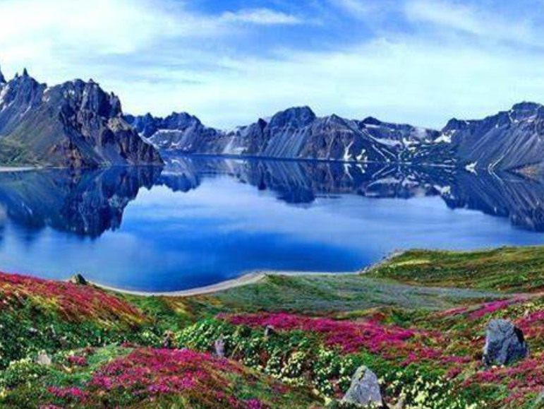 如果您想要去长白山西坡旅游,您可以参考以下的攻略:交通:您可以从