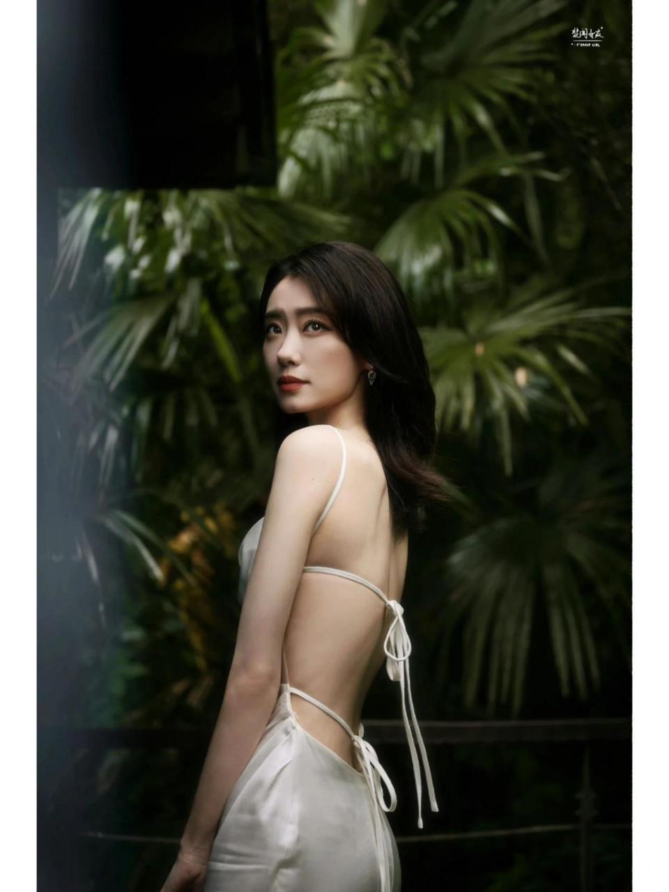 张小斐穿白色露背镂空礼服裙性感至极,时髦的穿搭让人眼前一亮  最近