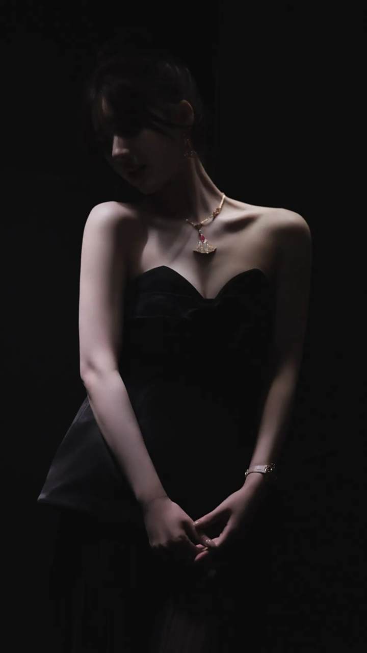 赵露思身穿黑色抹胸裙, 衬托出她更加白皙的肌肤.