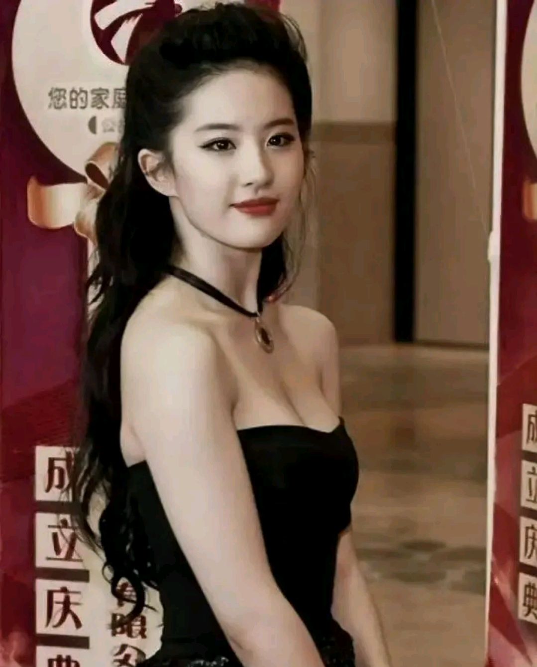 盘点八位被占便宜的女明星,刘亦菲遭群演袭胸,李沁被吓的打颤抖