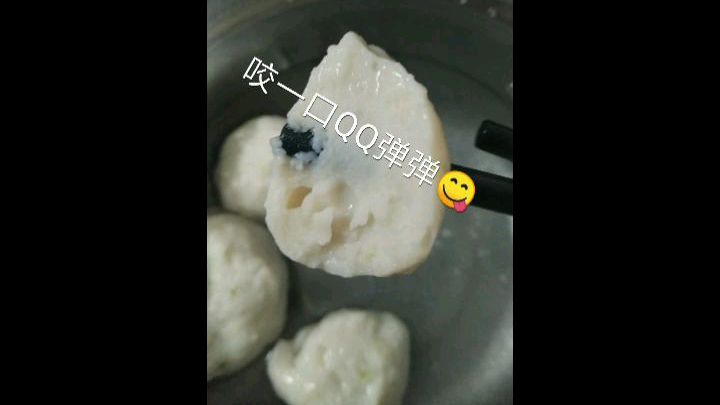 今天老妈给几条客人嫌弃的马鲛鱼,我们来做一个鱼丸汤