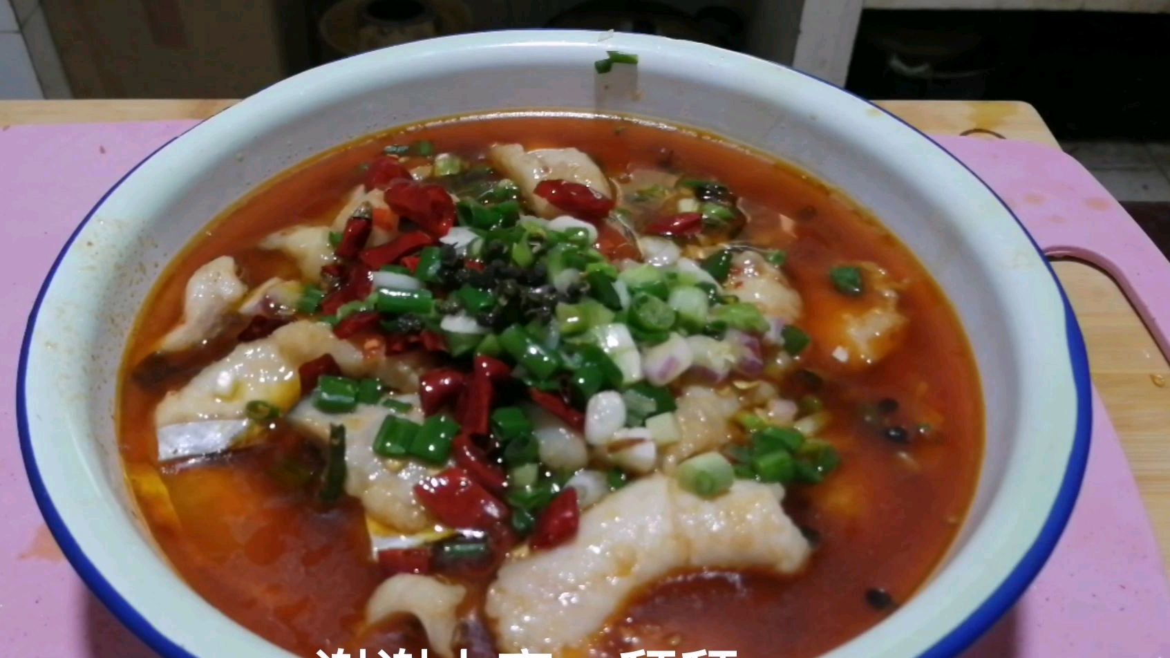 用巴沙鱼块制作的“水煮鱼片”鱼肉嫩滑味美,好吃得停不下来