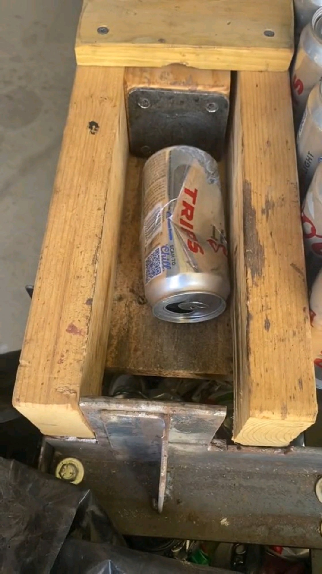 超解压之易拉罐压扁回收,农民的智慧,今天压了103个-度小视